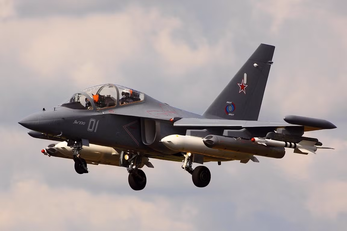 Nhà sản xuất công bố, các máy bay Yak-130 sẽ có tuổi thọ tối đa 10.000 giờ bay hoặc 30 năm hoạt động liên tục. Tuy nhiên trong nhiều điều kiện hoạt động khác nhau, tuổi thọ của máy bay có thể dài hoặc ngắn hơn thông số thiết kế ban đầu.