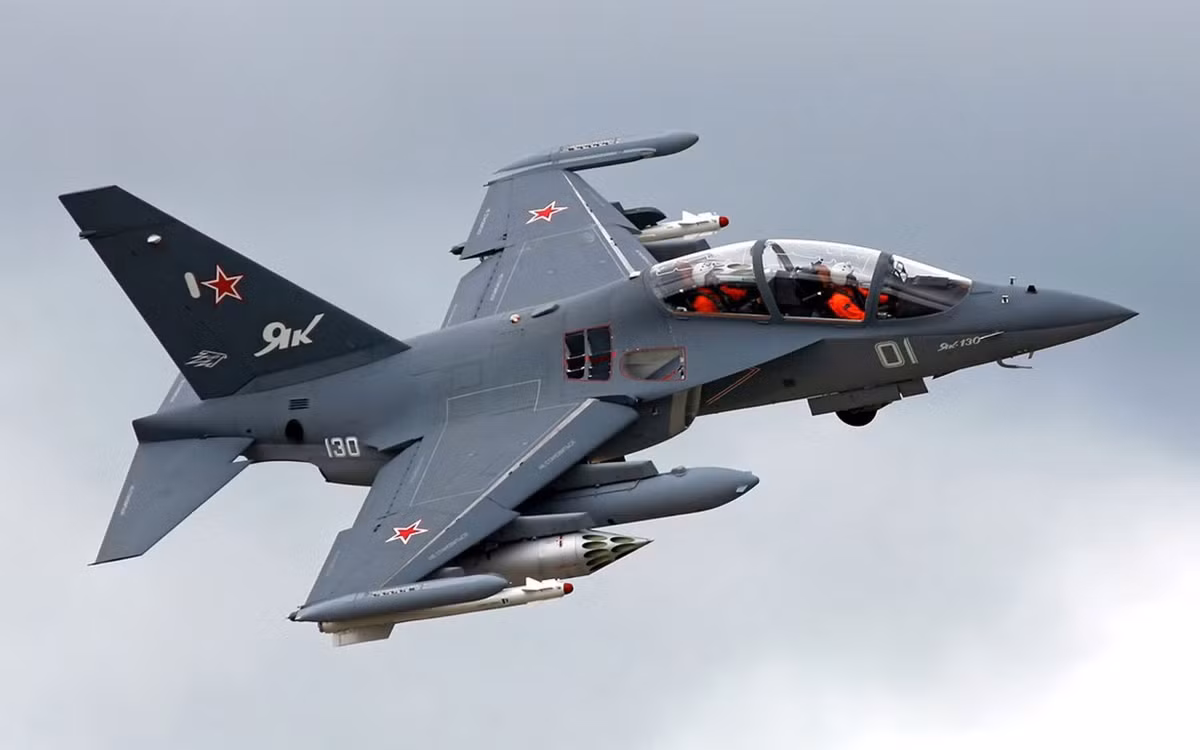 Nhiều công nghệ rất tiên tiến được trang bị trên máy bay Yak-130, có thể kể đến như ghế phóng 0-0 cho phép phi công thoát ly an toàn ở mọi tốc độ, mọi độ cao; hệ thống hiển thị thông tin LCD đa năng, hệ thống điều khiển kỹ thuật số, khoang lái dạng bong bóng,...