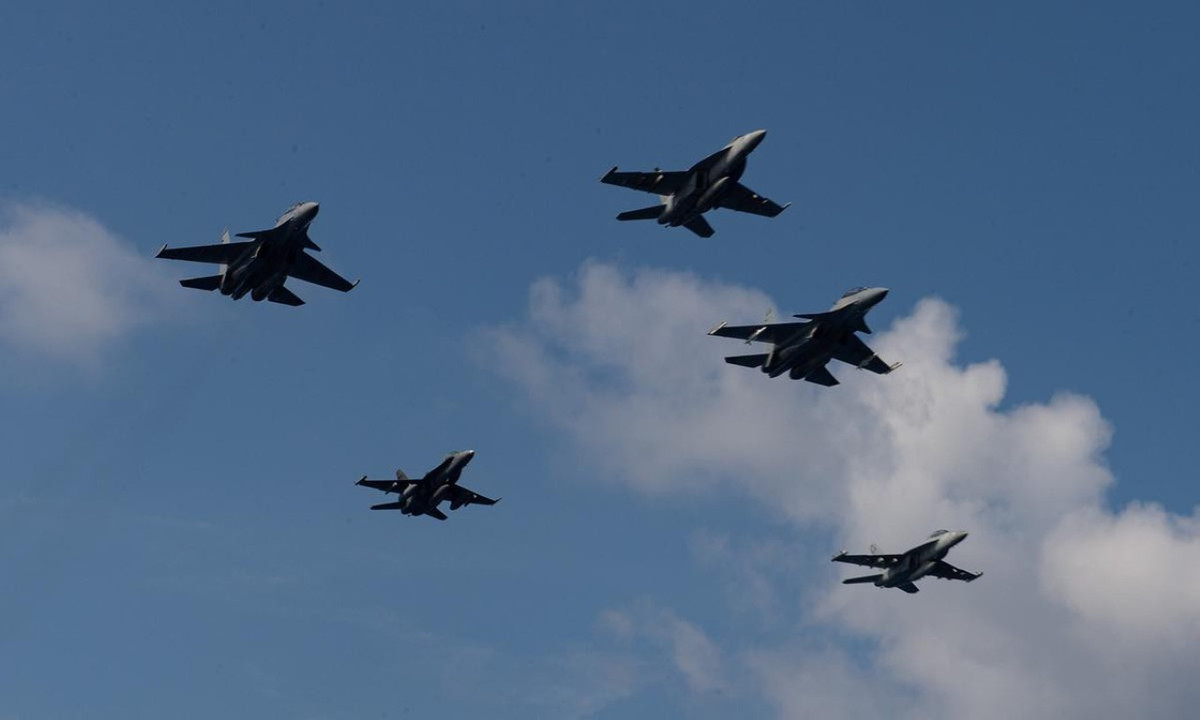 Tiêm kích F/A-18E của hải quân Mỹ và máy bay chiến đấu Su-30MKM do Nga sản xuất cùng F/A-18D trong biên chế không quân Malaysia bay theo đội hình trên biển trong cuộc diễn tập hôm 7/4.