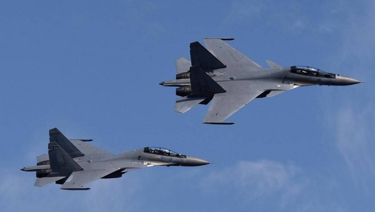 Malaysia đã mua 18 Su-30MKM vào năm 2003 sau cuộc đấu thầu quốc tế, trong đó đối thủ chính của máy bay Nga là F-16 Fighting Falcon của Mỹ.