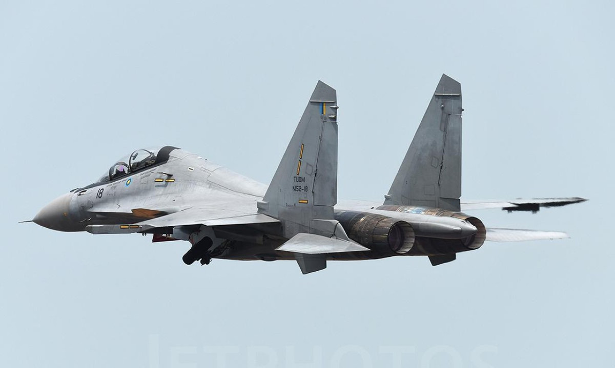 Điều làm nên sự cơ động vượt trội so với phiên bản Su-30MK đó là Su-30MKM thiết kế với cặp cánh mũi cho phép tiêm kích này cơ động hơn trong các tình huống không chiến tầm gần.