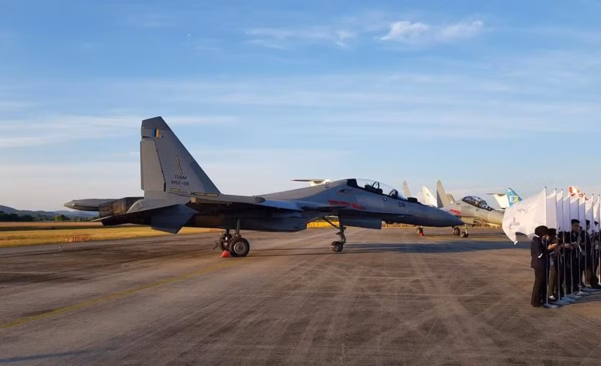 Su-30MKM trang bị hệ thống radar mạng pha điện tử bị động NIIP N011M BARS có tầm trinh sát xa đến 400km, theo dõi ở cự ly 200km ở bán cầu trước hoặc 60km ở bán cầu sau trong chiến đấu không đối không (bám bắt cùng lúc 15 mục tiêu và dẫn hướng tên lửa diệt 4 mục tiêu).