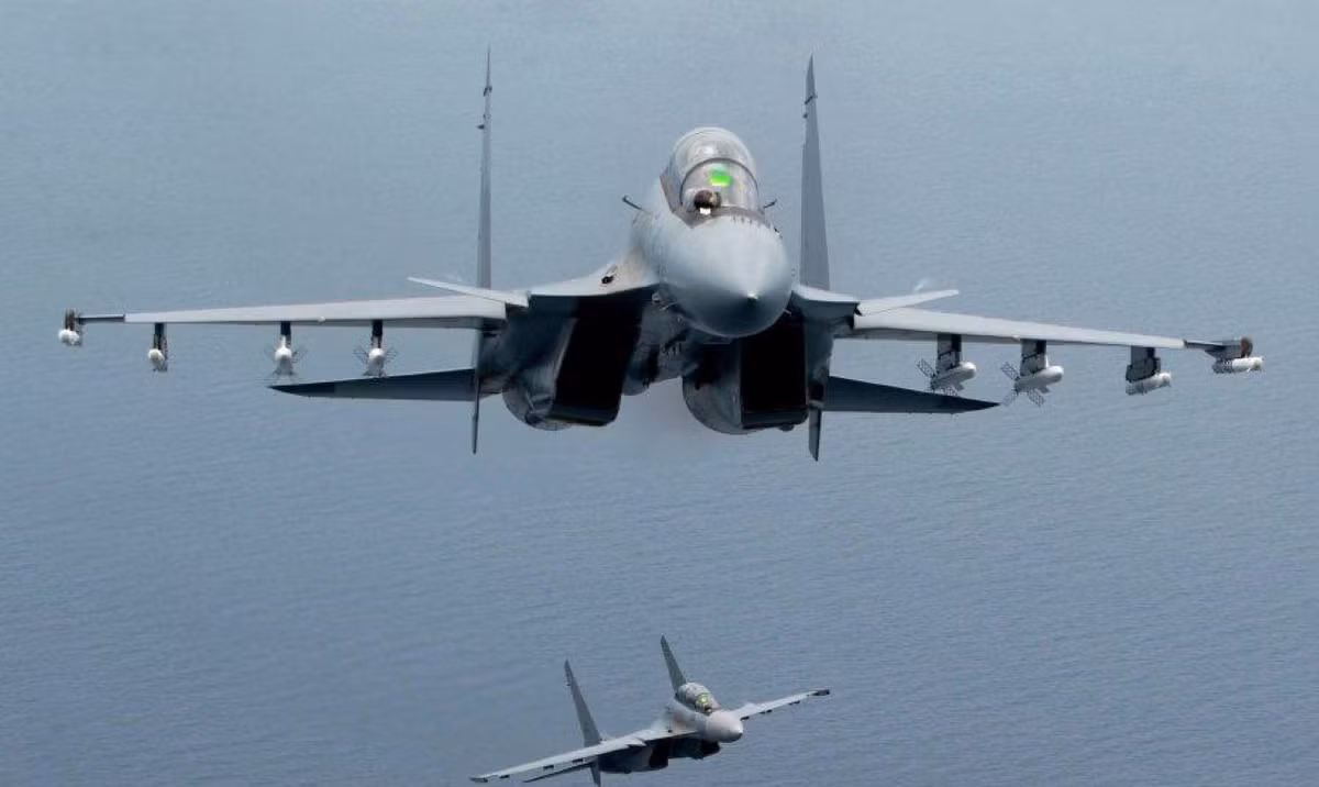 Tuy nhiên, Su-30MKM có khả năng mang được thêm “hàng khủng” trong tác chiến không đối không, tên lửa không đối không tầm siêu xa Novator KS-172 AAM-L đạt tầm bắn xa tới 300-400km, dùng đầu tự dẫn radar chủ động pha cuối.