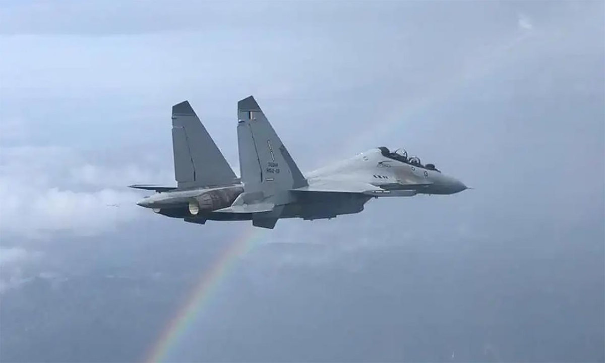 Và điều đặc biệt là Malaysia đã bẻ khóa thành công Su-30MKM để trang bị bom GBU-12 nhập khẩu từ Mỹ - vũ khí phi tiêu chuẩn trên dòng tiêm kích Nga sản.
