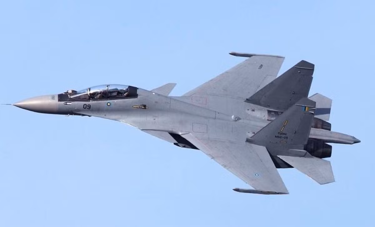 Su-30MKM không hoàn toàn dùng hàng Nga mà pha trộn cả hàng Pháp, Nam Phi gồm: hệ thống định vị hồng ngoại nhìn phía trước NAVFLIR và thiết bị chỉ thị mục tiêu laser của Pháp; cảm biến cảnh báo tên lửa và cảm biến cảnh báo laser của Nam Phi cung cấp.
