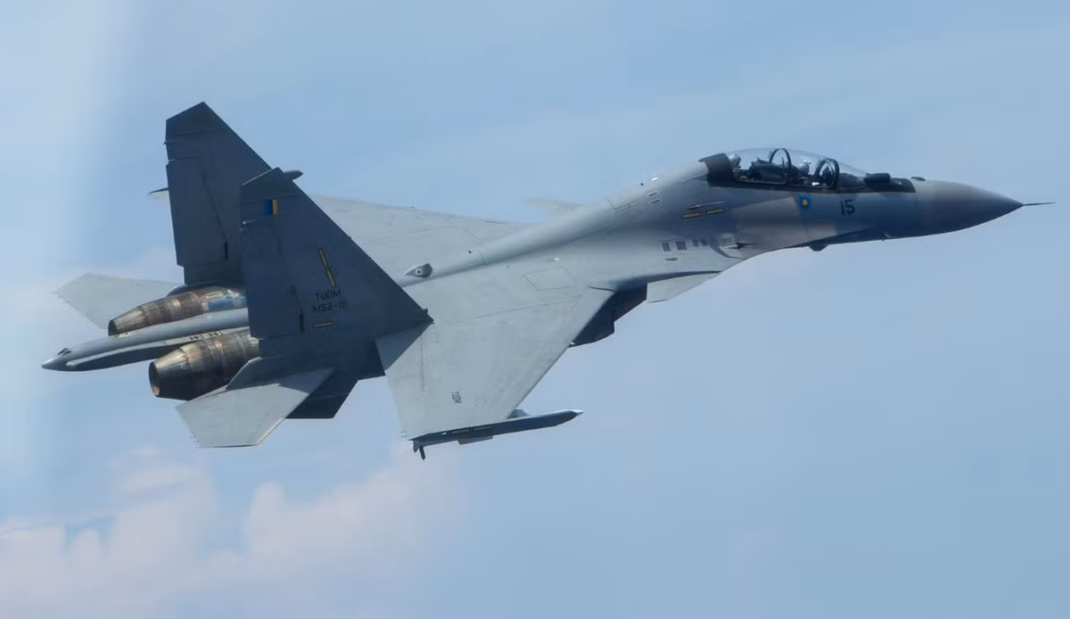 Trong chế độ không đối đất/đối hải, nó có thể phát hiện nhóm xe tăng ở cự ly 40-50km hoặc tàu khu trục ở cự ly 80-120km. Tính năng của N011M BARS vượt trội hoàn toàn radar N001 VEP trên Su-30MK.