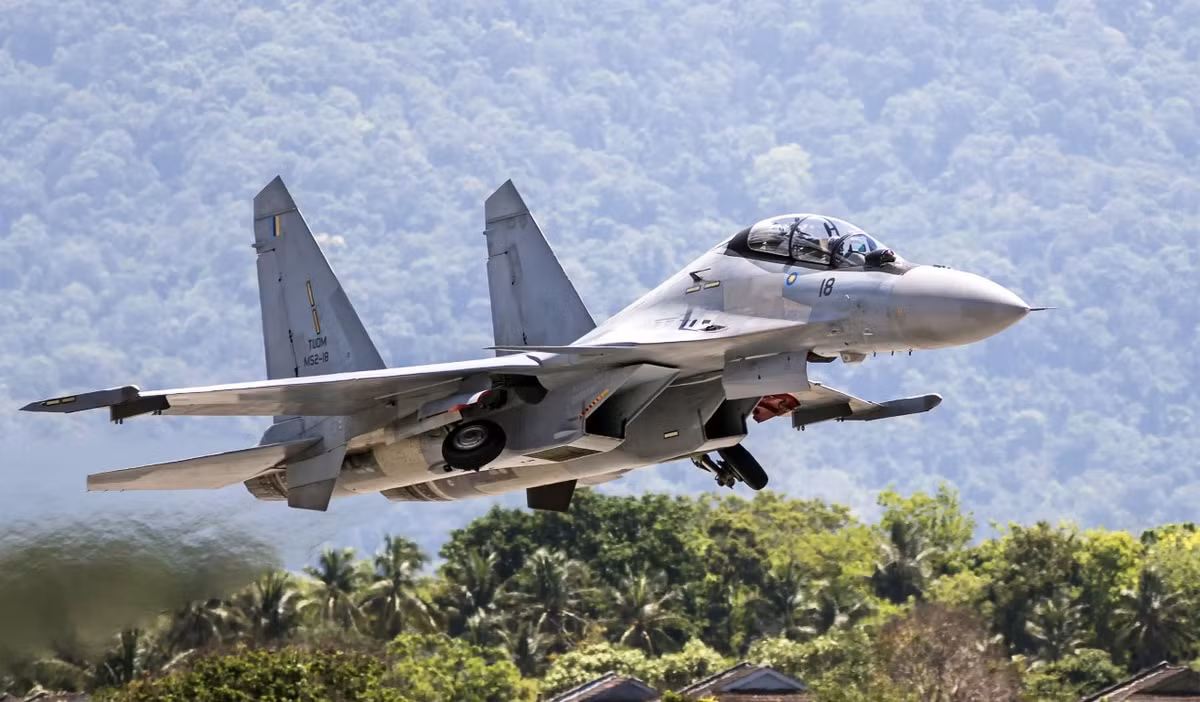 Về hệ thống vũ khí, Su-30MKM cũng có tải trọng và số giá treo tương tự Su-30MK, cùng với đó là chủng loại vũ khí.