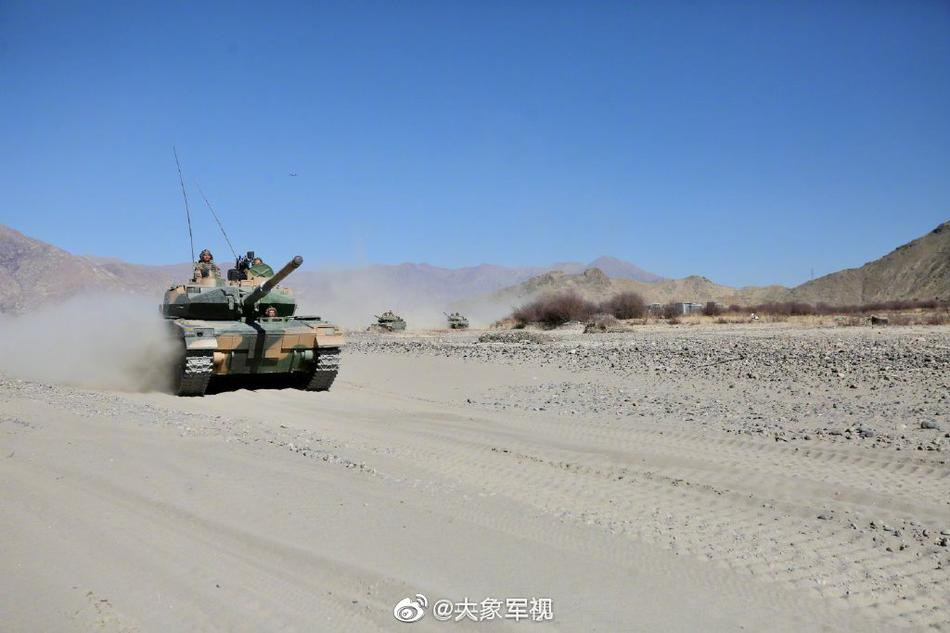 Xe tăng hạng nhẹ T-15 được trang bị lớp giáp bảo vệ tiêu chuẩn của xe tăng thông thường. Ngoài ra, nó còn có tùy chọn nâng cấp cùng với giáp phản ứng nổ. Khi mang theo giáp phản ứng nổ, trọng lượng tối đa của xe là 37 tấn.