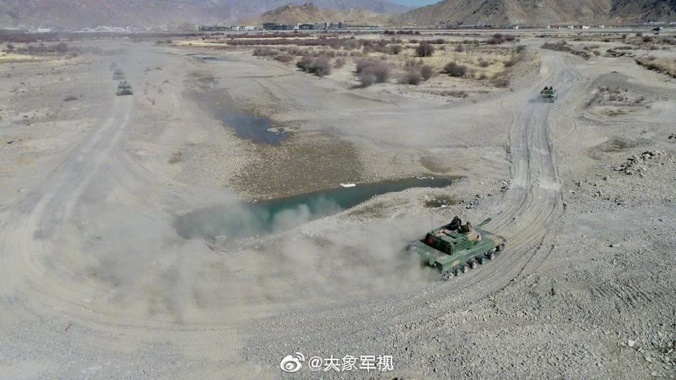 Kích thước của xe tăng hạng nhẹ T-15 cũng khá gọn gàng khi nó chỉ dài tối đa 9,2 mét (tính cả nòng pháo), rộng 3,3 mét và cao 2,5 mét. Tỷ lệ giữa chiều cao và chiều rộng cho phép T-15 "ôm cua" ở tốc độ lớn mà không lo bị lật.