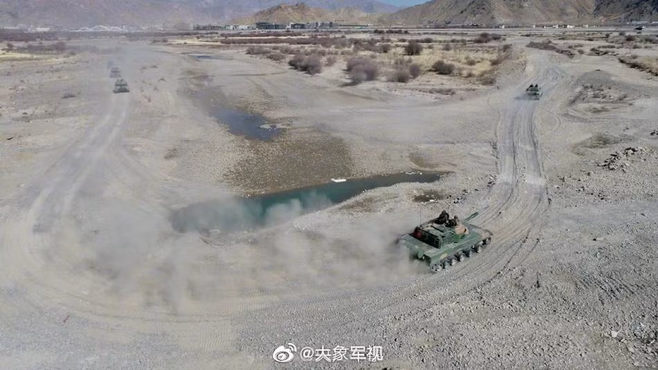 Kích thước của xe tăng hạng nhẹ T-15 cũng khá gọn gàng khi nó chỉ dài tối đa 9,2 mét (tính cả nòng pháo), rộng 3,3 mét và cao 2,5 mét. Tỷ lệ giữa chiều cao và chiều rộng cho phép T-15 "ôm cua" ở tốc độ lớn mà không lo bị lật.