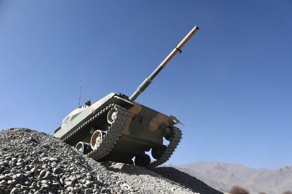 Dàn xe tăng T-15 của Trung Quốc vừa có cuộc diễn tập trên Cao nguyên Thanh Hải - Tây Tạng để thể hiện khả năng cơ động cực kỳ đáng nể.