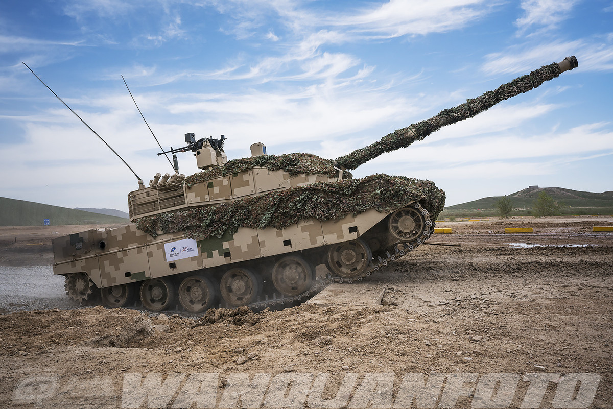 Việc Trung Quốc đưa các xe tăng hạng nhẹ T-15 tới Thanh Hải - Tây Tạng - sát với khu vực đang xảy ra tranh chấp biên giới Trung - Ấn khiến tình hình ở khu vực này trở nên căng thẳng hơn bao giờ hết. Nguồn ảnh: Sina.