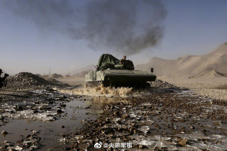 Động cơ của T-15 cũng cực khỏe, có công suất lên tới 1000 sức ngựa, cung cấp sức kéo lên tới 30 sức ngựa cho mỗi tấn trọng lượng, đảm bảo xe có độ cơ động rất cao.