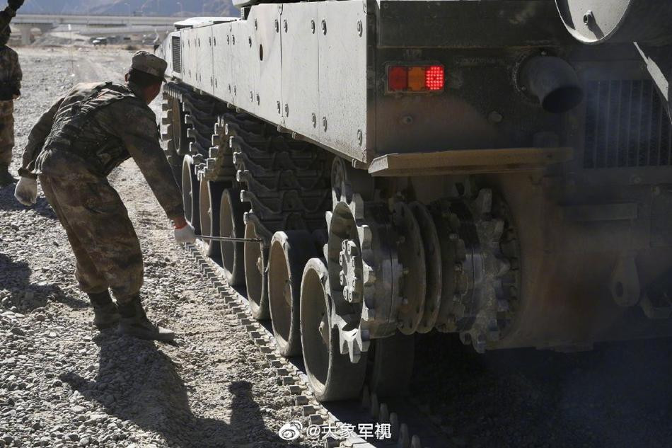 Ngay cả việc sửa chữa cho xe tăng T-15 cũng tỏ ra đơn giản hơn các loại xe tăng chủ lực khác, khi mà nó không cần tới quá nhiều công cụ hỗ trợ, chủ yếu chỉ cần sức người.