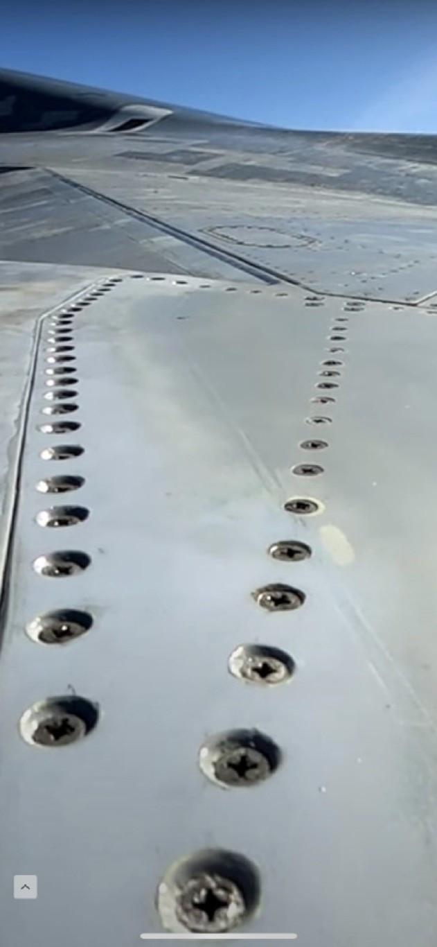 Điểm đặc biệt ở đây, đó là các ốc vít được sử dụng, đều là ốc vít 4 cạnh thông thường - loại ốc vít phổ biến hay được sử dụng trên các thiết bị điện tử, điện lạnh và đồ gia dụng. Không rõ loại ốc vít này có cơ chế khóa chống tháo đặc biệt hay không, hay chúng có thể được tháo ra bởi mọi loại tuốc nơ vít phổ biến hiện nay.