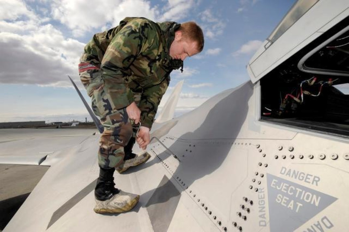 Tuy nhiên để tháo được loại ốc vít đặc biệt này, các kỹ sư hàng không của Mỹ sẽ cần tới hai dụng cụ khác nhau, một là dụng cụ để tháo chốt vít, hai là dụng cụ tháo vít thông thường với phần đầu được thiết kế đặc biệt.