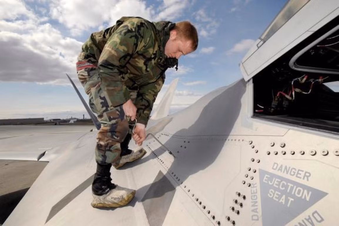 Tuy nhiên để tháo được loại ốc vít đặc biệt này, các kỹ sư hàng không của Mỹ sẽ cần tới hai dụng cụ khác nhau, một là dụng cụ để tháo chốt vít, hai là dụng cụ tháo vít thông thường với phần đầu được thiết kế đặc biệt.