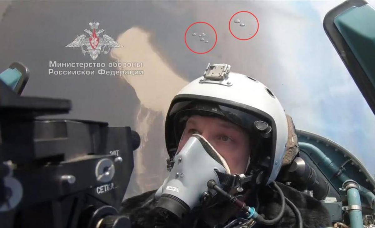 Thậm chí trong một video của Bộ quốc phòng Nga, có thể nhận thấy phần kính khoang lái của tiêm kích Su-57, đã bị nổi bong bóng.
