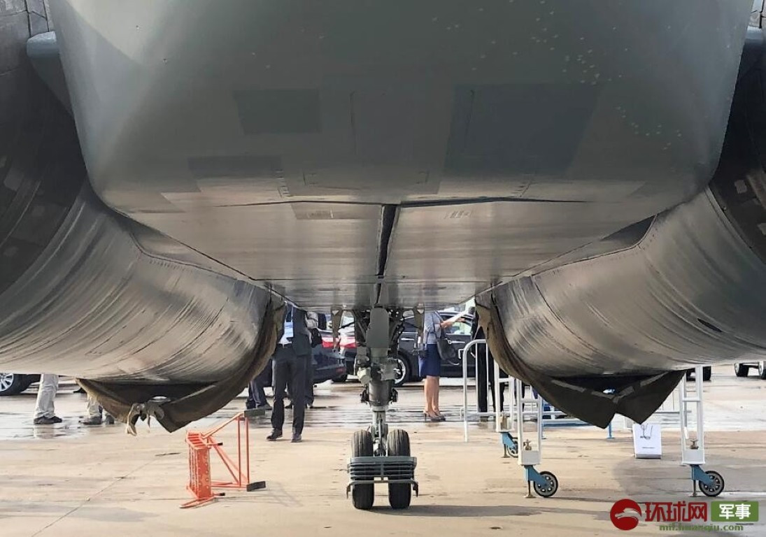 Và có thể dễ dàng nhận ra phần nắp đậy khoang vũ khí của tiêm kích Su-57, thậm chí còn bị kênh, không thể đóng khít lại hoàn toàn. Không rõ đây là sự cố kỹ thuật nhất thời, hay là lỗi thiết kế cố hữu của Su-57.