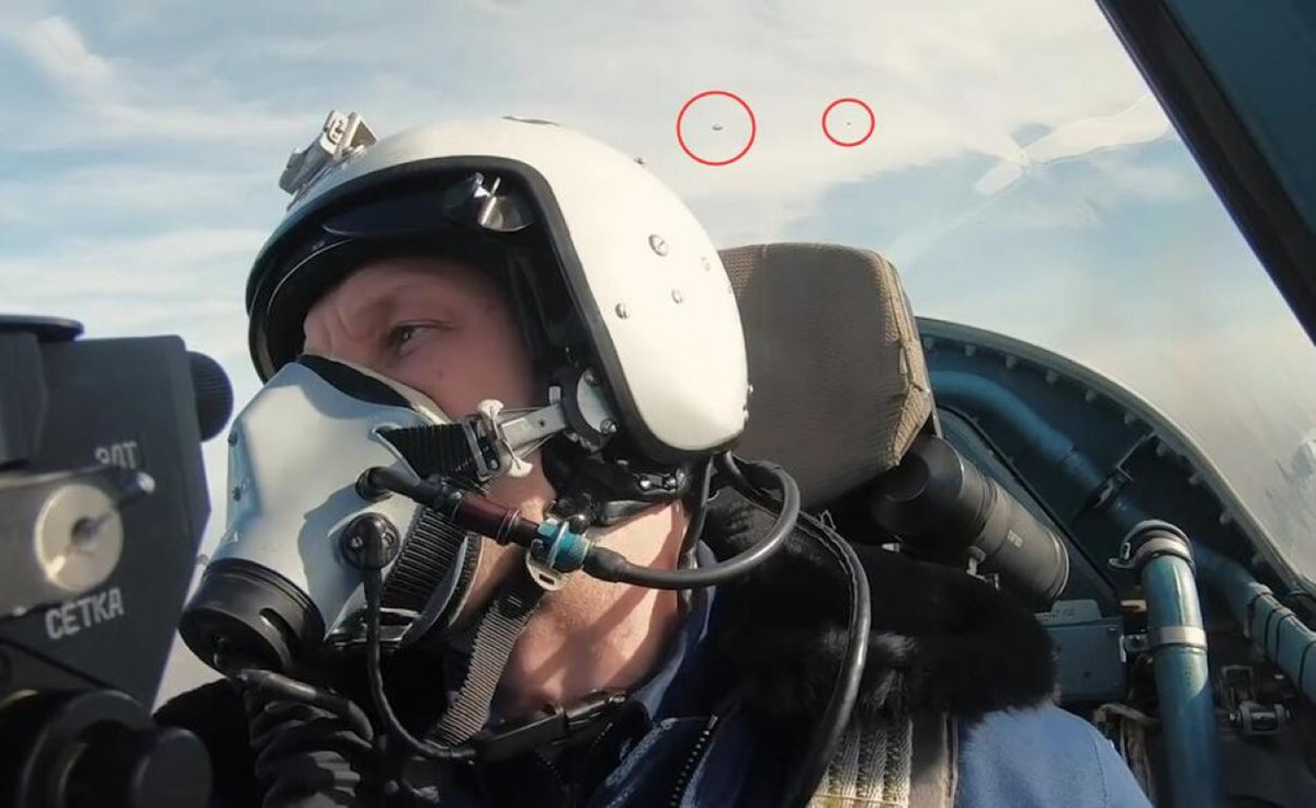 Rất có thể những bong bóng này, đã xuất hiện trong quá trình đúc kính khoang lái của chiếc chiến đấu cơ này. Việc kính khoang lái có bong bóng bên trong, sẽ ít nhiều ảnh hưởng tới khả năng chịu lực của buồng lái, nhất là trong những bài bay khó ở tốc độ cao, độ cao lớn, áp suất chênh lệch nhiều.