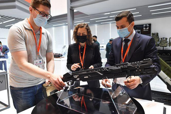 MP-155 Ultima SMART-gun được thiết kế có tầm nhìn xa qua màn hình đồng bộ hóa với điện thoại thông minh, nhờ đó người sử dụng có thể điều khiển vũ khí, lưu giữ dữ liệu cần thiết và thực hiện nhiều chức năng khác.