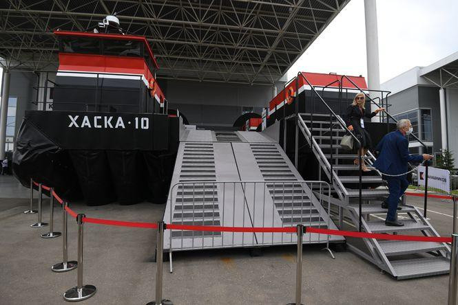 Kalashnikov đã lần đầu tiên ra mắt thủy phi cơ Huska-10 ở nước ngoài. Đây là thủy phi cơ dân dụng lớn nhất thế giới có khả năng vận tải đến các vùng khó tiếp cận. Nó có thể đạt tốc độ 40 hải lý, tầm bay 560km và trọng tải chở 10 tấn hàng.