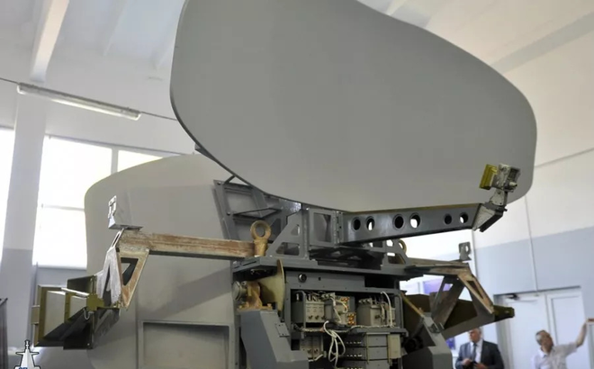 Phía trong chiếc nắp chụp này chính là đài radar trinh sát bề mặt và điều khiển hỏa lực cho tên lửa chống hạm có tên gọi MR-331 Mineral-ME (NATO gọi bằng cái tên Band Stand) được sản xuất dưới thời Liên Xô.