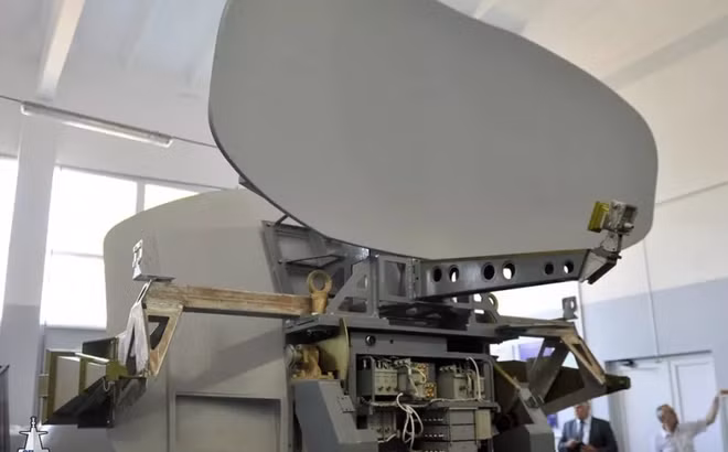 Phía trong chiếc nắp chụp này chính là đài radar trinh sát bề mặt và điều khiển hỏa lực cho tên lửa chống hạm có tên gọi MR-331 Mineral-ME (NATO gọi bằng cái tên Band Stand) được sản xuất dưới thời Liên Xô.