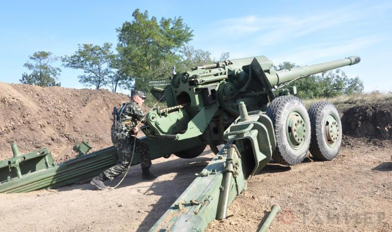 Pháo có thể điều chỉnh góc bắn đứng từ -2 độ cho tới +57 độ, trong khi góc quay ngang từ -25 độ đến +25 độ.