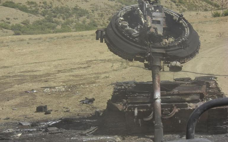 Việc để kho đạn pháo trong thân xe vừa khiến không gian xe chật chội, mặt khác khi bị bắn trúng, kho đạn bên trong xe phát nổ sẽ ngay lập tức giết chết kíp lái, đồng thời bật tung tháp pháo ra khỏi thân xe.