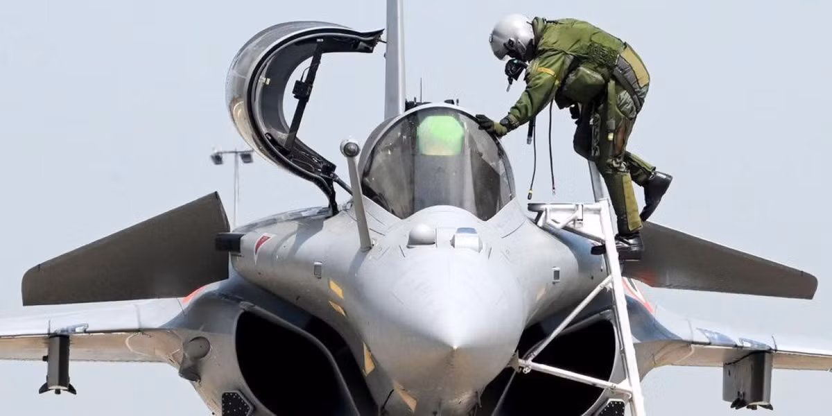 Máy bay được trang bị 2 động cơ phản lực Smecma M88, lực đẩy thô 50 kN/chiếc, 70 kN có đốt sau.