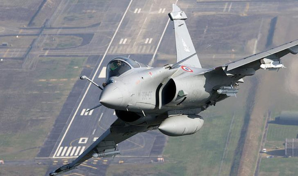 Được coi là nét tinh hoa của người Pháp, Dassault Rafale là một máy bay chiến đấu đa nhiệm vụ, hai động cơ rất linh hoạt và hiệu quả.