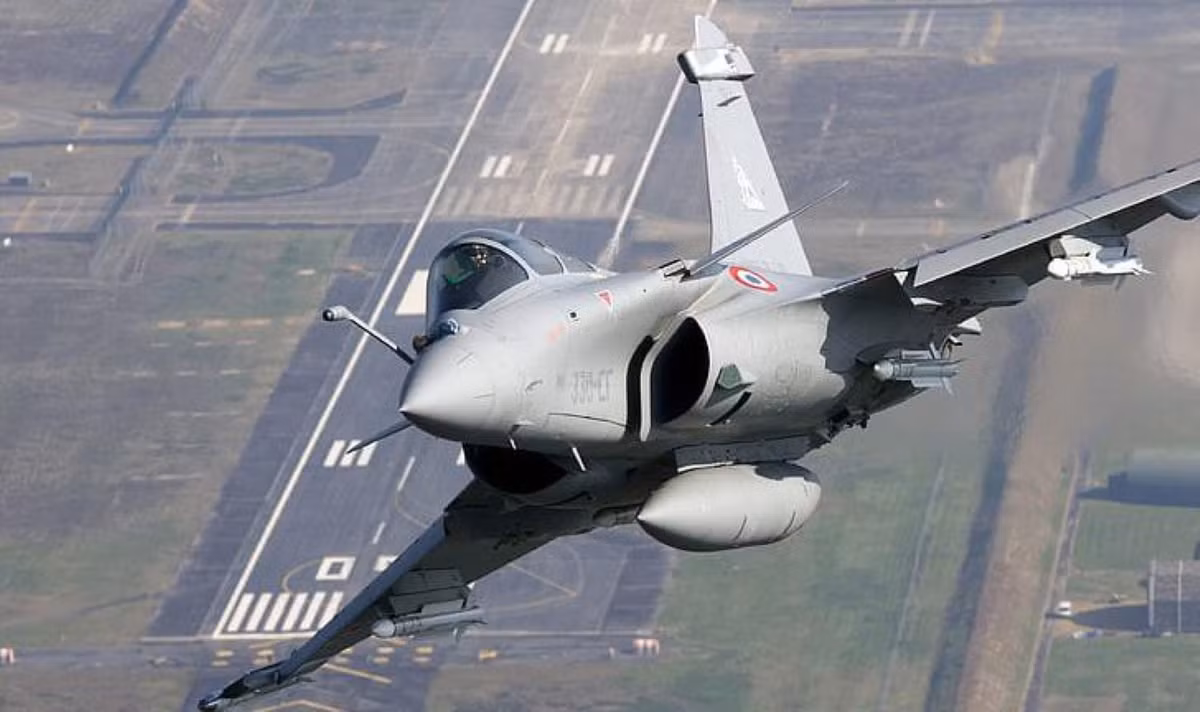 Được coi là nét tinh hoa của người Pháp, Dassault Rafale là một máy bay chiến đấu đa nhiệm vụ, hai động cơ rất linh hoạt và hiệu quả.