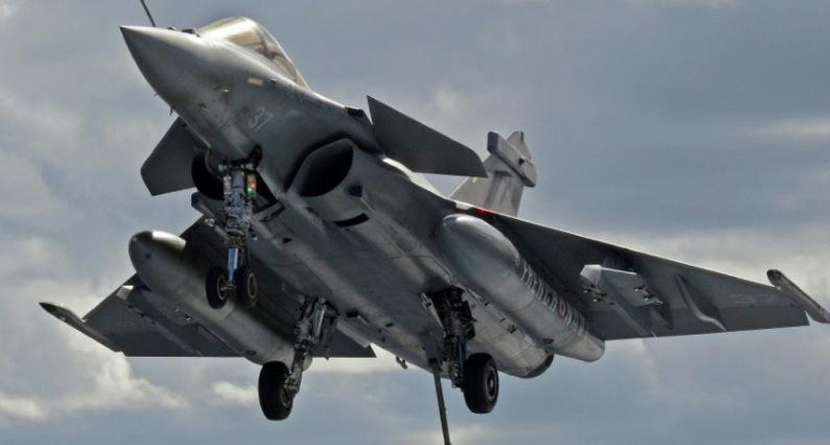 Rafale có tới 14 điểm treo vũ khí dưới cánh với phiên bản B/C, 13 điểm treo với phiên bản hải quân. Tổng tải trọng vũ khí mang theo lên đến 9,5 tấn, cao hơn mức 8 tấn trên Su-30/35/57.