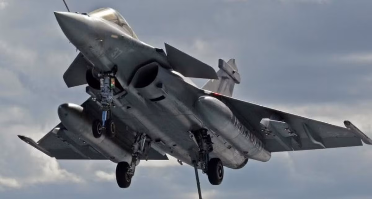 Rafale có tới 14 điểm treo vũ khí dưới cánh với phiên bản B/C, 13 điểm treo với phiên bản hải quân. Tổng tải trọng vũ khí mang theo lên đến 9,5 tấn, cao hơn mức 8 tấn trên Su-30/35/57.