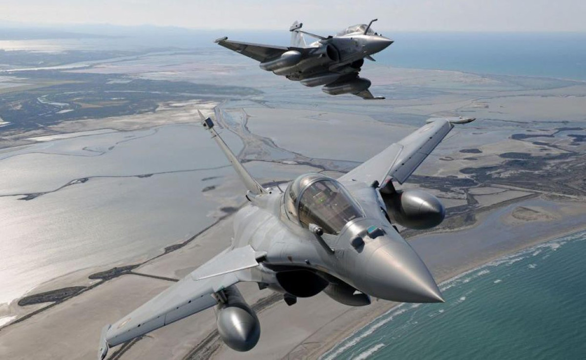 Rafale đi vào biên chế trong năm 2000 và lần đầu tham chiến lần đầu trong chiến dịch Bình minh Odyssey, thiết lập vùng cấm bay trên lãnh thổ Libya vào tháng 3/2011.