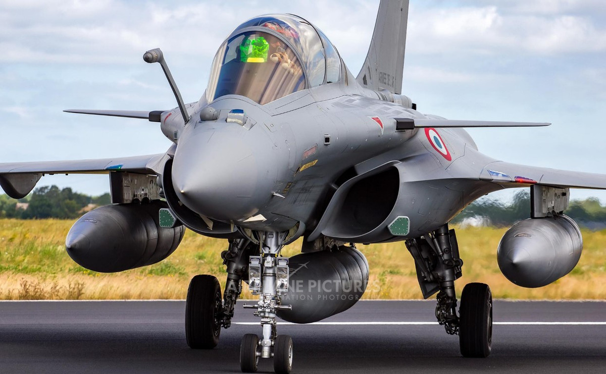 Năng lực tác chiến của Rafale được đánh giá là tương đương, thậm chí nhỉnh hơn cả Su-35 ở một số thông số như tải trọng vũ khí và thiết bị điện tử.