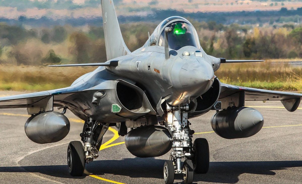 Thứ nhất dòng tiêm kích Rafale của Pháp có thể đe dọa vị thế xuất khẩu của "con gà đẻ trứng vàng" là tiêm kích Su-35 của Nga.