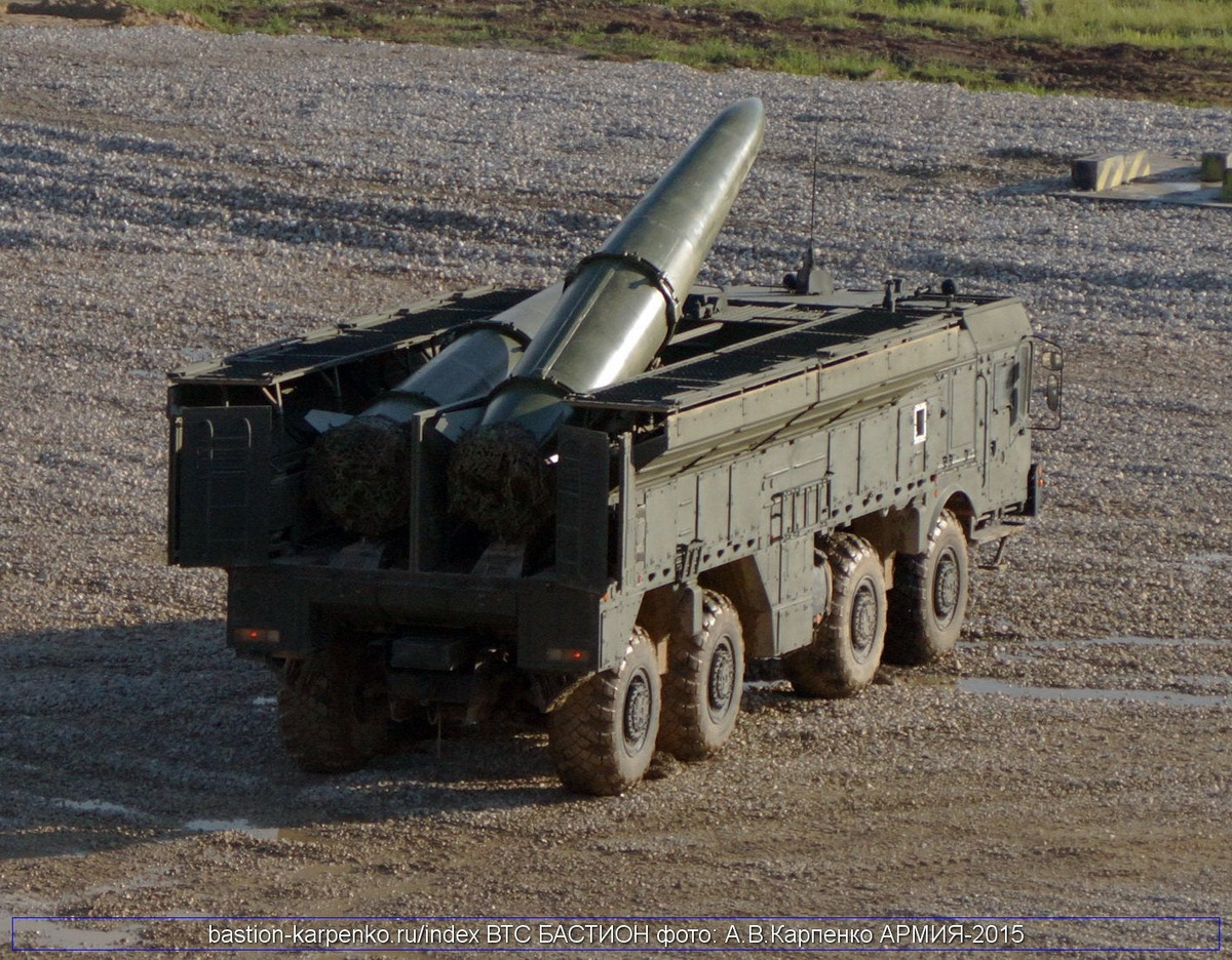 Mỗi quả tên lửa Iskander có trọng lượng 3,8 tấn, dài 7,3 mét cùng đường kính 0,92 mét. Loại tên lửa này mang được đầu đạn tối đa lên tới 700 kg - nghĩa là có thừa khả năng để mang theo đầu đạn hạt nhân.