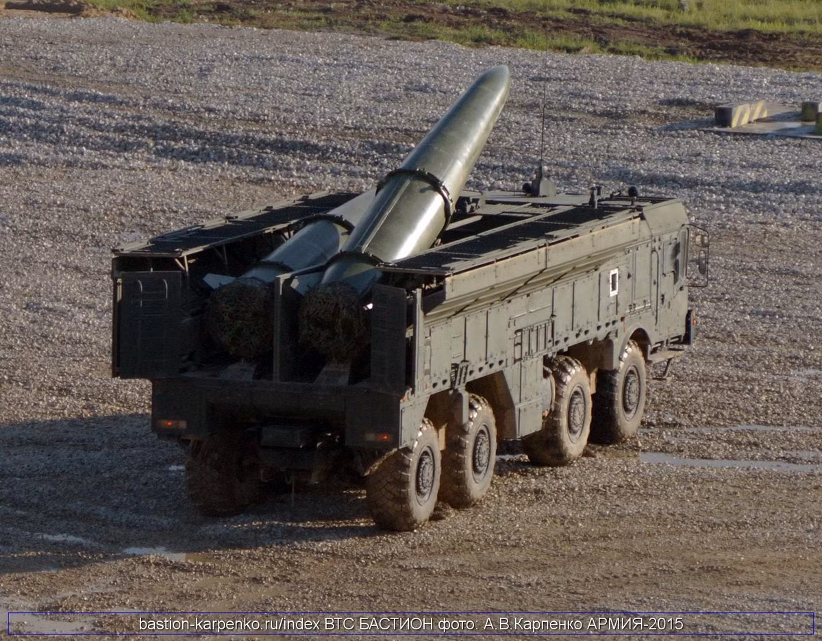 Mỗi quả tên lửa Iskander có trọng lượng 3,8 tấn, dài 7,3 mét cùng đường kính 0,92 mét. Loại tên lửa này mang được đầu đạn tối đa lên tới 700 kg - nghĩa là có thừa khả năng để mang theo đầu đạn hạt nhân.