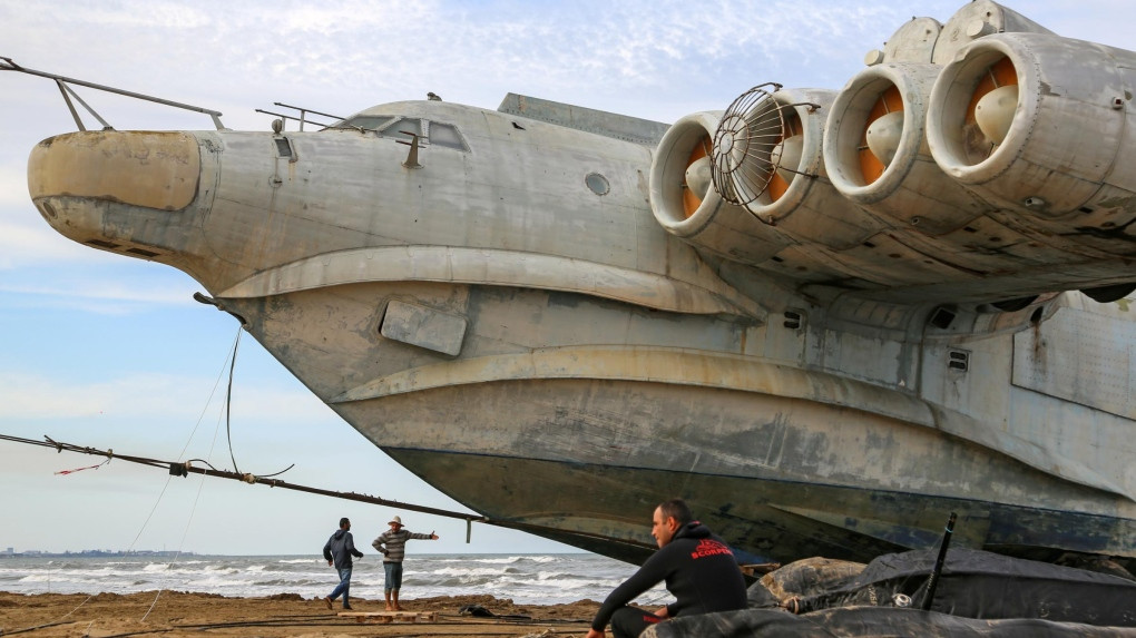 Có sản cánh rộng 37,6 mét cùng với chiều dài 92 mét, "Quái vật biển Caspian" được coi là phương tiện quân sự kỳ dị nhất lịch sử khi nó nặng tới 494 tấn nhưng lại không phải là một tàu chiến đúng nghĩa.
