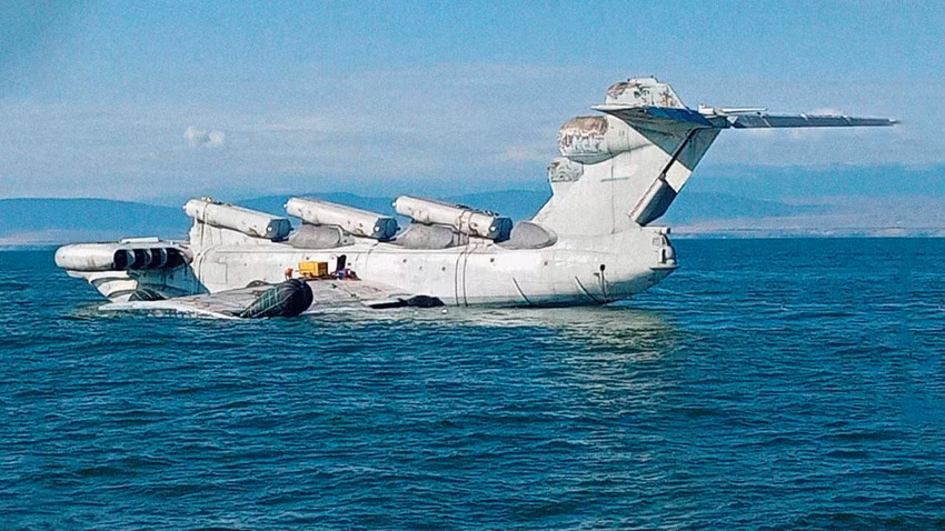 Phương tiện kỳ lạ này cũng từng khiến Liên Xô phải vất vả để thử nghiệm vì dù nó được chế tạo cho Hải quân, phía Hải quân Liên Xô vẫn cần tới những kỹ sư hàng không và phi công thử nghiệm của Không quân để điều khiển loại phương tiện lai này.