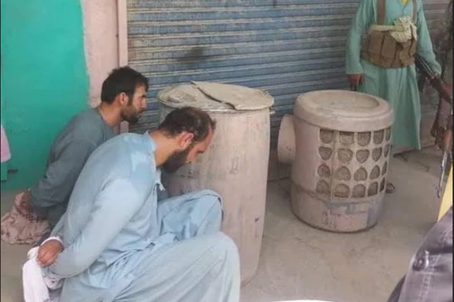 Truyền thông Mỹ cho biết, ít nhất đã có 3 chuyên gia chống khủng bố của Afghanistan bị Taliban tiêu diệt theo kiểu trả thù. Những người này được cho là đã bị tra tấn dã man, trước khi bị hành quyết mà không qua xét xử.