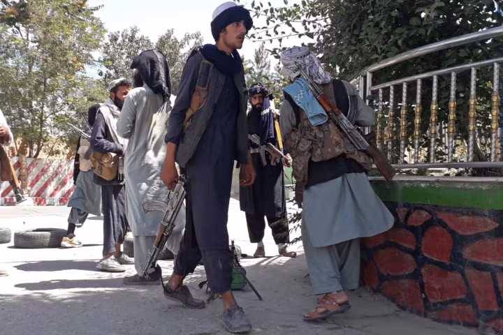 Giống như mọi tổ chức Hồi giáo cực đoan khác, Taliban phản đối kịch liệt sự tồn tại của người đồng tính. Mới đây, một người đồng tính tại thủ đô Kabul đã bị các tay súng Taliban làm nhục, đánh đập và kéo lê giữa phố.