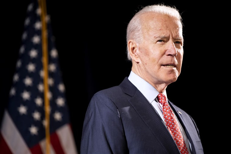 Tân tổng thống Mỹ ông Joe Biden năm nay đã 79 tuổi, ông cũng đã phá vỡ kỷ lục tổng thống có tuổi cao nhất nước Mỹ được lập nên trước đó bởi người đồng cấp Donald Trump. Khi ông Donald Trump nhận chức năm 2017, ông đã bước qua tuổi 71.