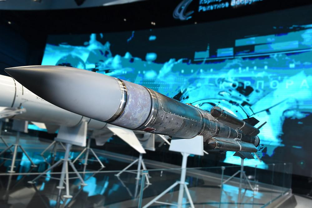 Bộ Quốc phòng Nga chưa tiết lộ Gremlin có nhận được đầu đạn hạt nhân hay không nhưng chưa thể loại trừ lựa chọn này, bởi vì tên lửa dành cho hàng không chiến lược và tầm xa thường được phát triển với cả đầu đạn thông thường và đặc biệt, ví dụ dòng Kh-101/102.