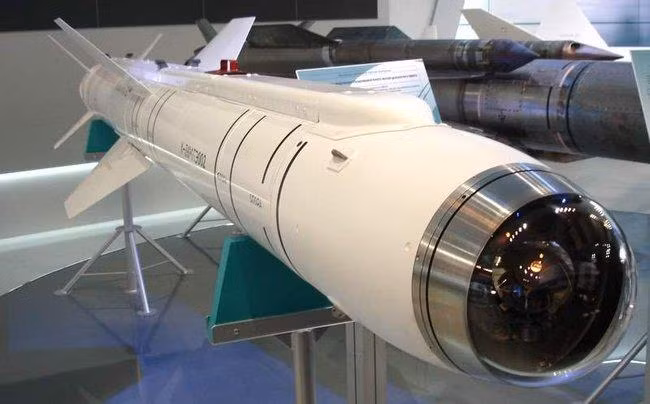 Hiện tại thông tin chi tiết về dự án vẫn chưa được công bố, hình dáng của tên lửa còn là bí ẩn, nhưng có ý kiến cho rằng vũ khí này được thiết kế để tiêu diệt các mục tiêu cả trên mặt nước và mặt đất trong bán kính 1.200 - 1.500 km.