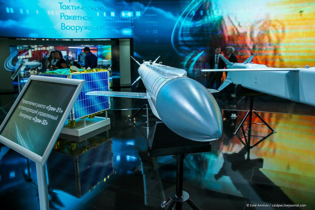 "Nhưng có thể chúng ta đang nói về một tên lửa phi hạt nhân sở hữu tốc độ cực lớn tương tự tên lửa hành trình chống hạm siêu thanh 3M22 Zircon và tên lửa hàng không siêu thanh Kh-47M2 Kinzhal".