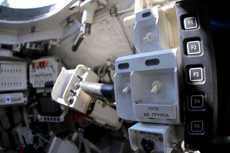 Ví dụ trong cuộc thử nghiệm, T-16 đã thực hiện việc thay thế động cơ xe tăng. Để làm được điều này, động cơ mới được gắn với chiếc ARV và đưa nó đến bên chiếc xe tăng bị hỏng để tiến hành thao tác.