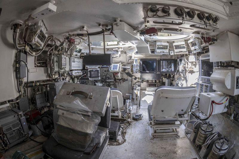 Thứ ba, ARRV cung cấp vị trí cho các thiết bị đun sôi nước và hâm nóng thức ăn, nếu cần thiết sẽ cho phép hoạt động ở bên trong xe lâu hơn mà không cần đi ra ngoài. Tổ lái cũng có thể thực hiện việc sơ tán phương tiện bị hư hỏng mà không cần rời khoang bọc thép.